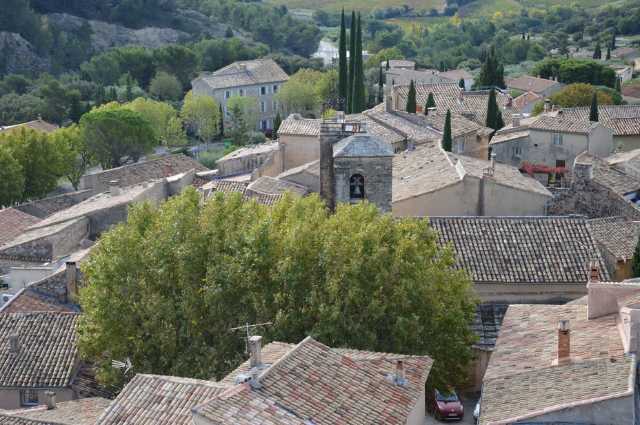 Vue depuis l'esplanade du château sur le village du Barroux.@Ventoux Provence Vue depuis l'esplanade du château sur le village du Barroux.@Ventoux Provence