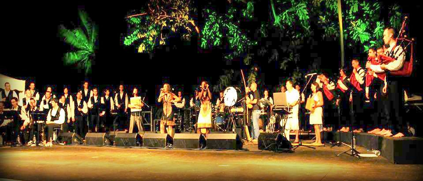 Kevrenn Alré (bagad et cercle de danse celtique d’Auray) au Breizh Kabar créé dans le cadre de la commémoration des 350 ans du peuplement de La Réunion, fêtée durant l’année 2013.(Crédit photo DR)