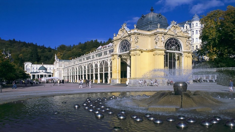 En toutes saisons l’un des incontournables est certainement une promenade sous l’élégante colonnade néoclassique en fonte, l’une des plus belles de Bohème, qui date de 1899.  Pendant la saison thermale, les musiciens classiques de Mariánské Lázně y donnent des concerts, et l’orchestre symphonique de la ville y joue lors d’événements exceptionnels comme le festival international de musique Frédéric Chopin en août.(Crédit photo Czechtourism.com)