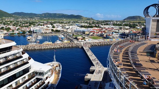 La fédération des îles tropicales de St Kitts et Nevis forment un ensemble unique dans l’arc des petites Antilles. Terres volcaniques elles se caractérisent par un relief important et des côtes découpées @ David Raynal