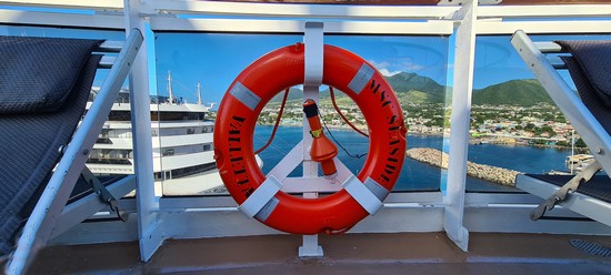 Deux passerelles en verre et un “Pont des Soupirs” suspendu à 40 mètres de hauteur offrent aux passagers une vue imprenable et vertigineuse sur la mer @ David Raynal