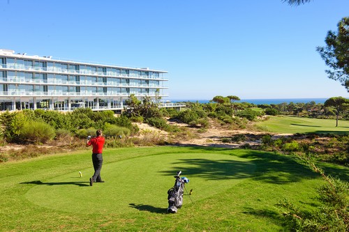 Classé au 65e rang du Top 100 2013 de Golf Magazine,le Oitavos Dunesil est le parcours numéro 1 au Portugal. Il est également le premier parcours de golf en Europe et le second dans le monde à avoir été récompensé par le prestigieux Audubon International Signature Sanctuary Program, pour sa charte environnementale.(Crédit photo DR)