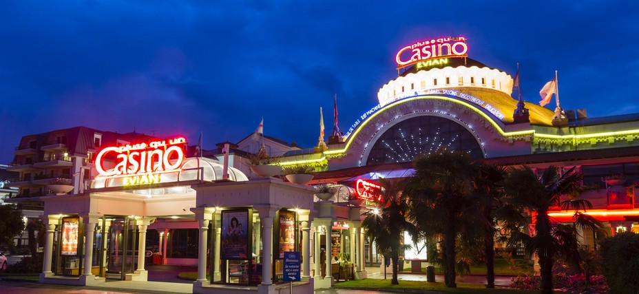 Propriété de l’Evian Resort, le casino dispose de 37 postes de jeux électroniques, 9 tables de jeux traditionnels, dont la seule roulette française de l’arc lémanique. Crédit photo Ville d'Evian.