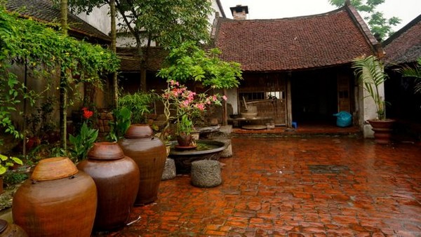 Dans le village séculaire de Duong Lam  Dans les cours des maisons, les jarres fermées où fermente la sauce de soja sont alignées le long des murets.(Crédit photo Vietnamtourism.gov.vn)