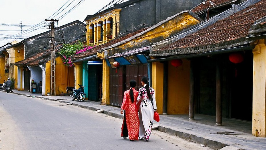 Balade de deux chinoises dans le vieux quartier de Hoi An (Crédit photo Exolandtravel) Balade de deux chinoises dans le vieux quartier de Hoi An (Crédit photo Exolandtravel)