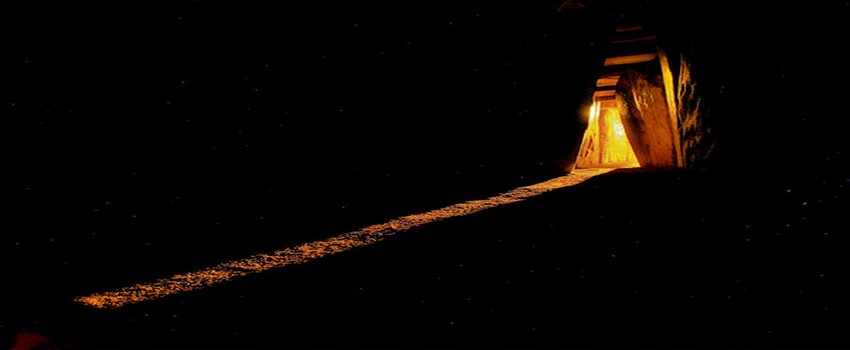 Mouvement du soleil dans le site archéologique de Newgrange situé au nord de Dublin. Pour fêter ce jour de la Samain  des feux étaient allumés et des sacrifices de chevaux (Irlande) ou de taureaux (Gaule) étaient souvent pratiqués. (Crédit photo David Raynal)
