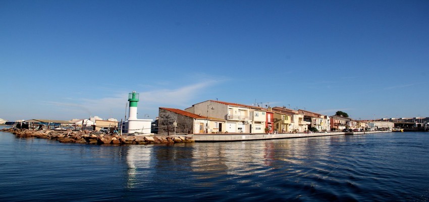 Les cabanes de l’étang sont devenues des maisonnettes. Ici on vit au rythme du bassin, toutes les familles se connaissent. (Crédit photo OT Sète)