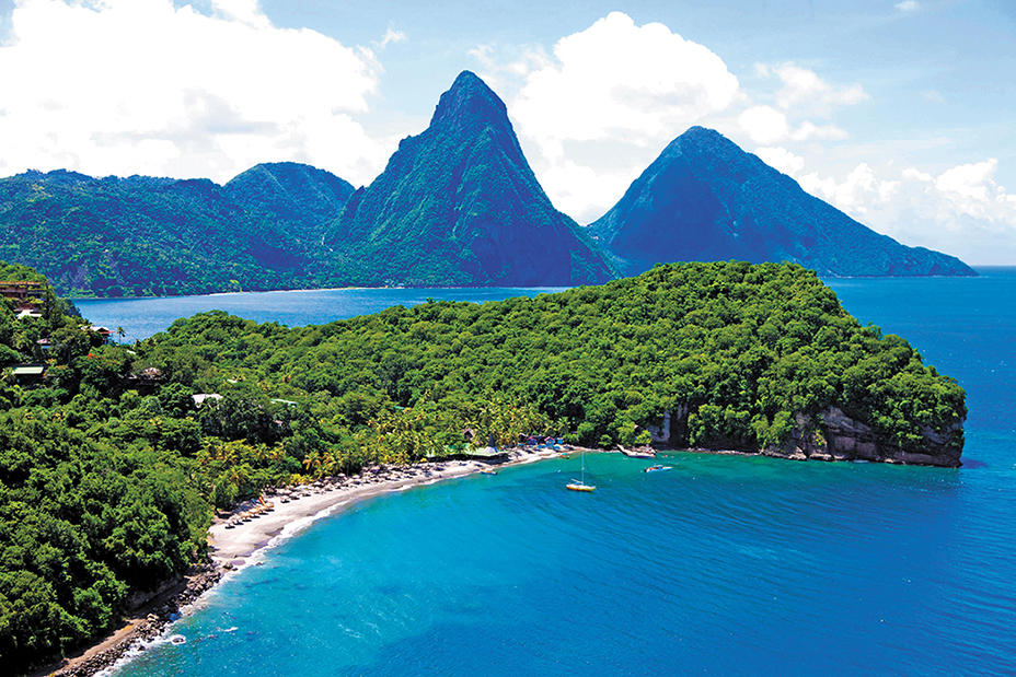 Signature minérale de l’île, le Petit Piton et le Gros Piton sont inscrits au patrimoine mondial de l'humanité par l'Unesco depuis 2004. Crédit photo OT Saine-Lucie.