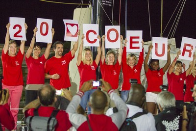 Arrivée en Guadeloupe. Tanguy de Lamotte entouré des femmes skippers soutenant l'association Initiatives-Coeur (Crédit photo DR)