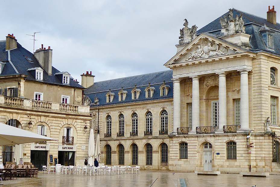 Place de la Libération et palais des Ducs de Bourgogne @Catherine Gary.