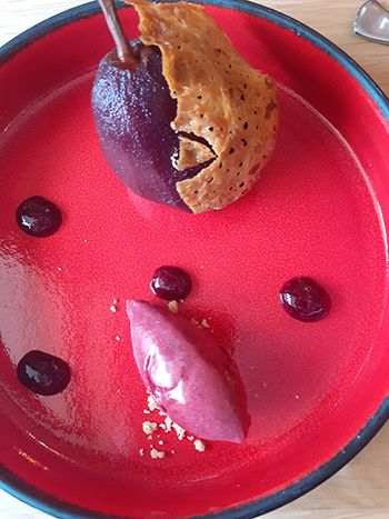 Les Griottes. Poire au vin sorbet cassis @Catherine Gary. Les Griottes. Poire au vin sorbet cassis @Catherine Gary.
