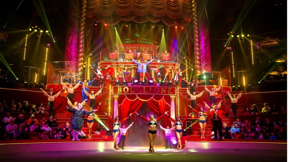 Une grande partie de la troupe du Cirque Bouglione dans le spectacle "Géant" actuellement et jusqu'au 15 mars 2015 rue Amelot dans le 11ème arrondissement de Paris. (Crédit photo Cirque Bouglione - Dominique Secher)