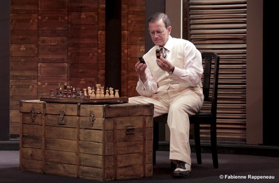 Une table basse, un jeu d’échecs, un homme, le narrateur. Disons Zweig lui-même dans la pénombre du soir, sur un bateau en pleine mer. (Crédit photo Fabienne Rappeneau)