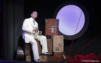 Francis Huster, seul en scène, nous fait toucher ici l’aspect autobiographique de l'oeuvre de Zweig qui tenta d’opposer la culture à la barbarie mais qui finit par s’effondrer.(Crédit photo Fabienne Rappeneau) Francis Huster, seul en scène, nous fait toucher ici l’aspect autobiographique de l'oeuvre de Zweig qui tenta d’opposer la culture à la barbarie mais qui finit par s’effondrer.(Crédit photo Fabienne Rappeneau)