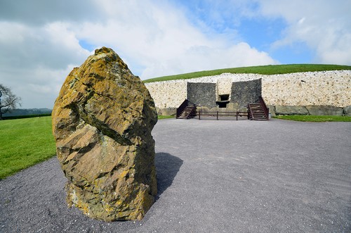 C’est  en 1962 qu’il commença à faire l’objet de grandes fouilles sous l’autorité du professeur M.J. O’Kelly. Après ses activités archéologiques, il dirigea la conservation et la restauration du monument.(Crédit photo David Raynal)