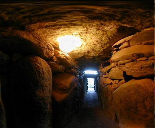 Chaque année un petit nombre de chanceux est tiré au sort pour participer à l’expérience mystique de la lumière solaire pénétrant dans la chambre mortuaire pour le solstice d’hiver. (Crédit photo DR)