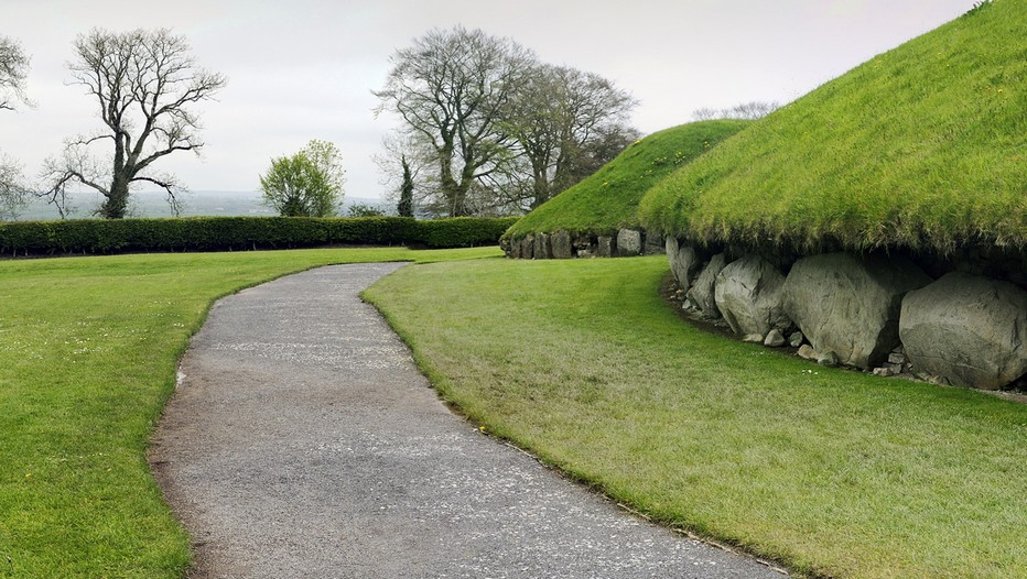 En Irlande, Newgrange est la plus connue des trois grandes tombes à couloir du site de Brú na Bóinne. Le tumulus édifié en 3200 avant J.C. est célèbre pour le spectaculaire rayon de lumière qui pénètre chaque année par l'imposte, au moment du solstice d'hiver.(Crédit photo David Raynal)