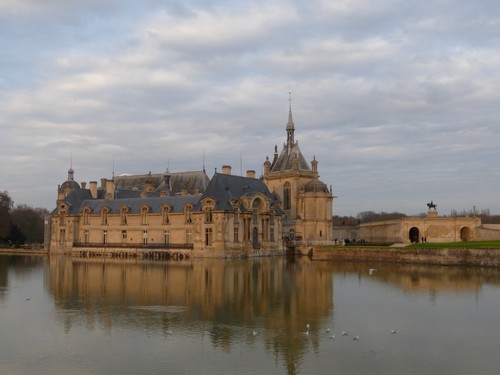 Le château de Chantilly sur son miroir d'eau (Crédit photo Catherine Gary)