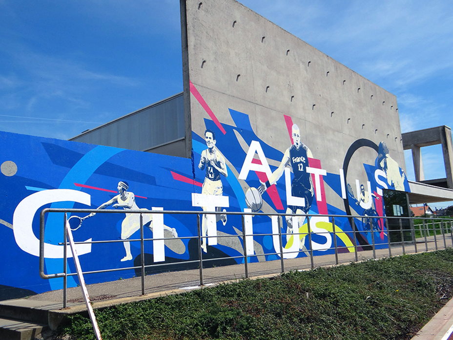 La fresque murale géante met en exergue les valeurs de l’olympisme à travers plusieurs générations de champions olympique @ Bertrand Munier.