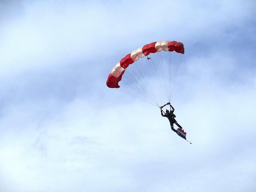 Les sauts des parachutistes furent l’un des temps forts de cette journée inaugurale @ Bertrand Munier.
