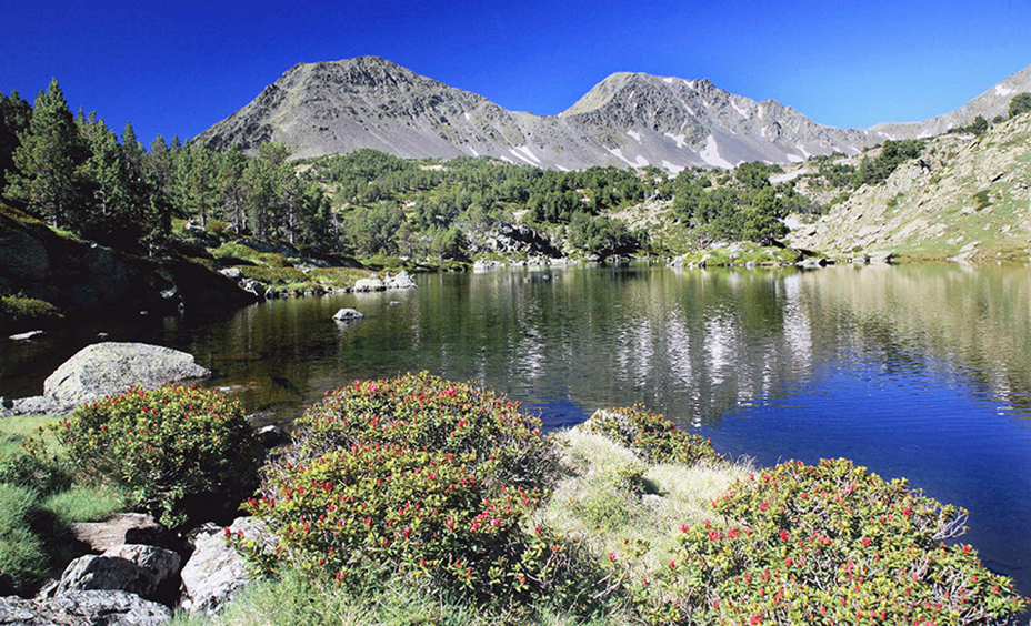 Au sud de la France, les Pyrénées Catalanes dévoilent entre lacs étincelants et sommets escarpés, les couleurs éclatantes d’une montagne sauvage, authentique et préservée @ OT Font-Romeu.