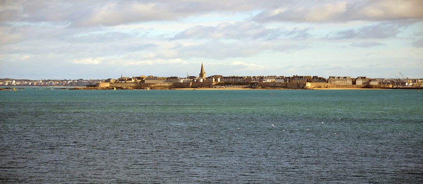 Accroché aux rochers de la baie de Dinard, juste en face de la cité corsaire de Saint-Malo, le Novotel Dinard Thalassa sea & spa qui fête cette année ses 25 ans (Crédit photo David Raynal)