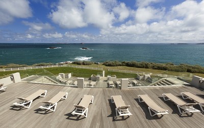 Le bar de l’hôtel Novotel Dinard Thalassa sea & spa donne l’impression d’être sur le pont d’un paquebot avec une vue à 180° sur l’horizon et la mer. (Crédit photo Jacques-Yves Gucia))