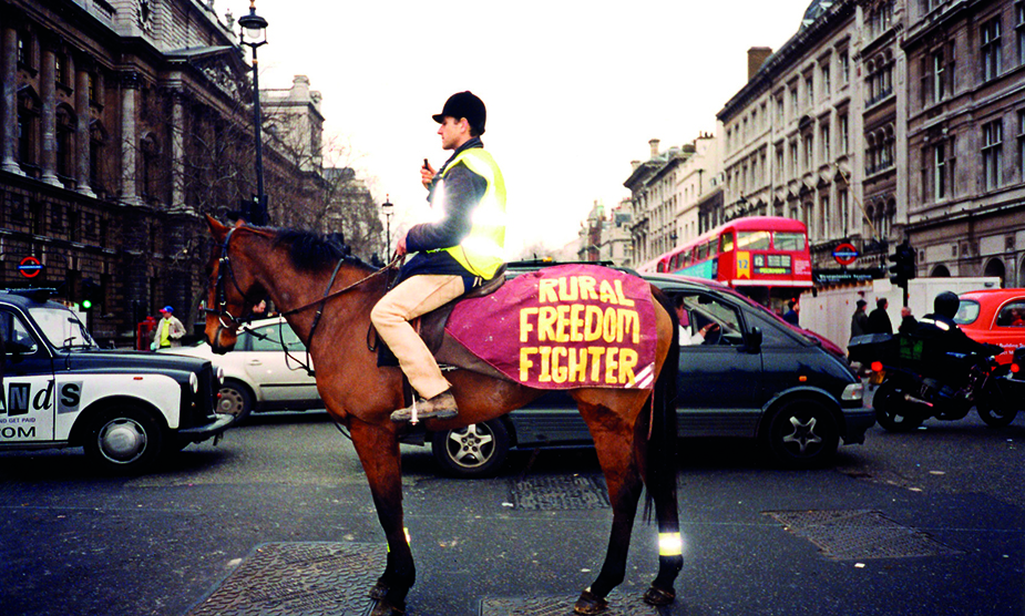 Jeremy Deller & Alan Kane, Farmers Protest, Whitehall, London, 2001, de l’ensemble Folk Archive, 2005 © Jeremy Deller & Alan Kane. British Council Collection.  Photo : Courtesy des artistes ; The Modern Institute / Toby Webster LTD, Glasgow ; Art : Concept, Paris.