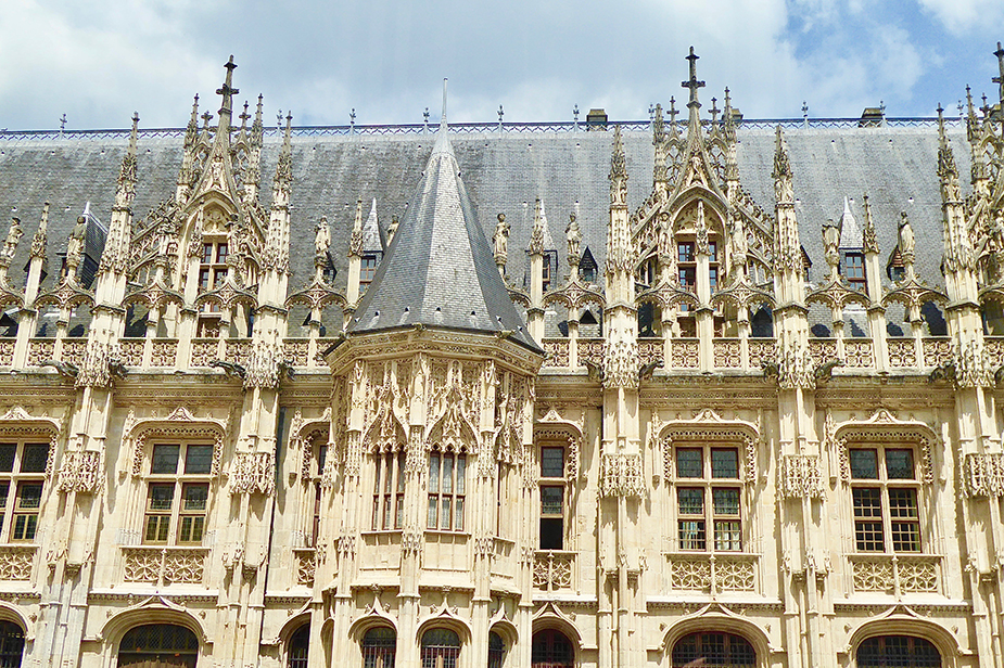 Façade gothique de l'ancien Parlement de Normandie @ Catherine Gary Façade gothique de l'ancien Parlement de Normandie @ Catherine Gary