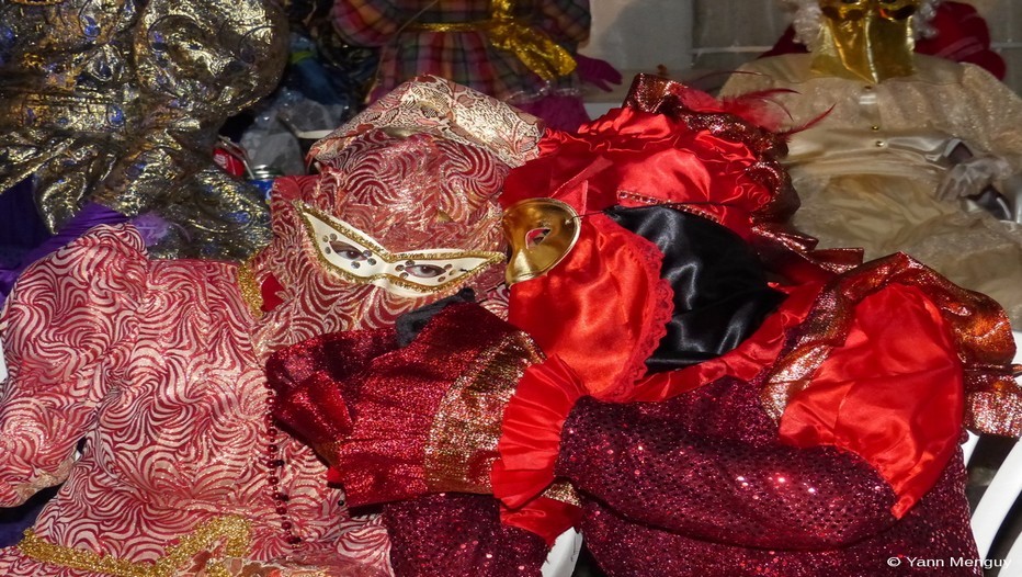 Le temps du carnaval en Guyane, Guyanais et touristes se préparent  à danser avec d’étranges personnages masqués et parés des plus beaux atours. Ce sont les Touloulous. (Crédit photo Yann Menguy)