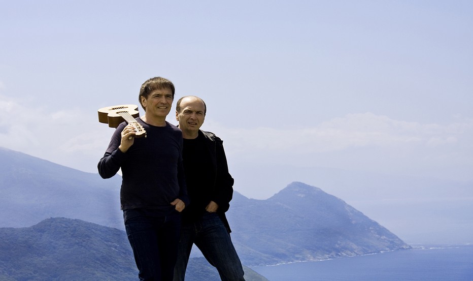 Les deux frères Alain et Jean-François Bernardini du groupe I Muvrini posant devant l'un des somptueux paysages Corse (Crédit photo DR)
