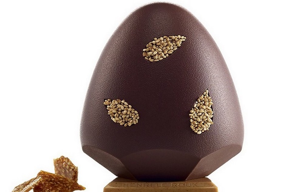 Ce magnifique oeuf en chocolat décoré de graines en forme de feuilles "Oeuf Goma", a été spécialement créé en 2015 par la Maison Henri Le Roux pour les fêtes de Pâques (Crédit photo DR)