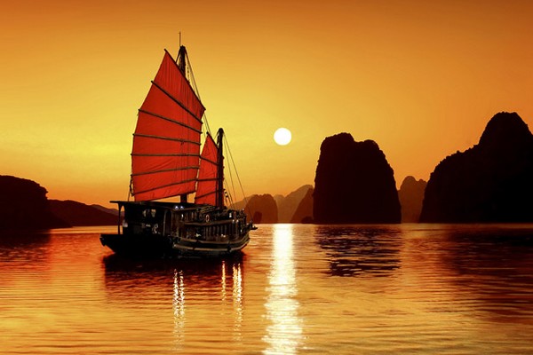 La baie de Ha Long au lever du soleil (Crédit photo voyager-vietnam.com)