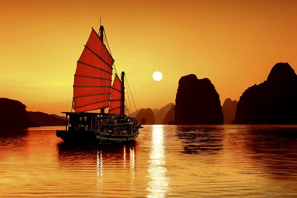 La baie de Ha Long au lever du soleil (Crédit photo voyager-vietnam.com) La baie de Ha Long au lever du soleil (Crédit photo voyager-vietnam.com)