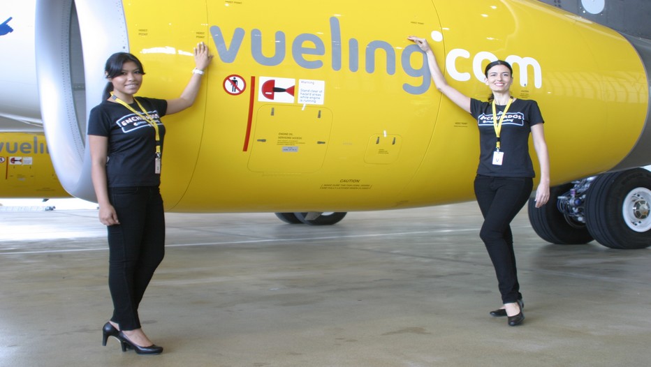 De charmantes hôtesse  posent devant l'Airbus A320 aux couleurs de la Marque Pepsi. de la Cie Low Cost Vueling.(© Richard Bayon)