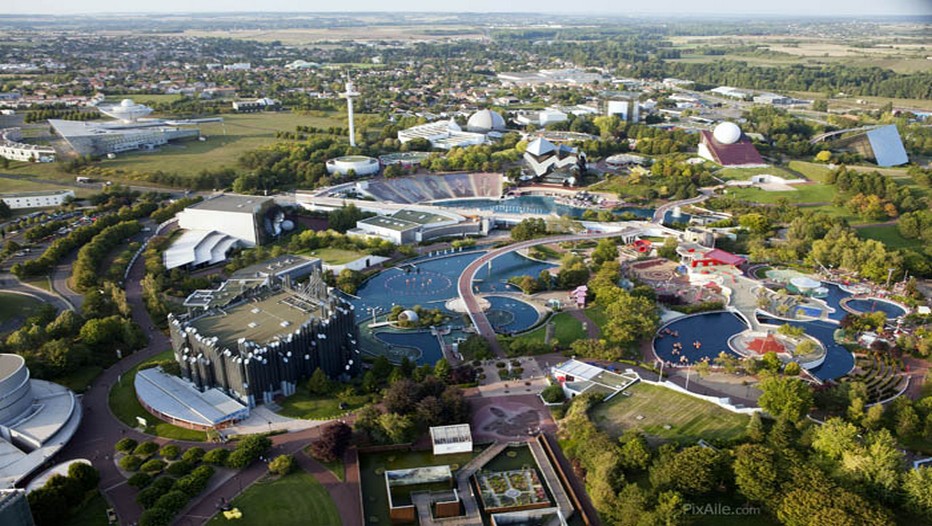 Le Futuroscope : Le plus grand parc dédié à l’imaginaire du futur ne cesse de se réinventer ! Petits et grands y viennent s’embarquer le temps d’un voyage extra-ordinaire ! (© Futuroscope JL.Audy)