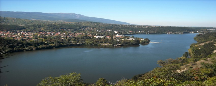 Une balade touristique vers le Lac Pantcharévo situé dans un rayon de 25 km au sud-est de Sofia. Et tout autour le village du même nom. (Crédit photo Bulgarie.guide)