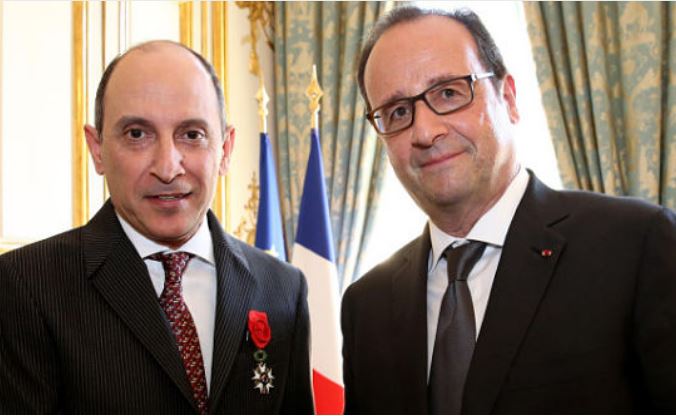 Le PDG de ‪QatarAirways‬ décoré par François Hollande