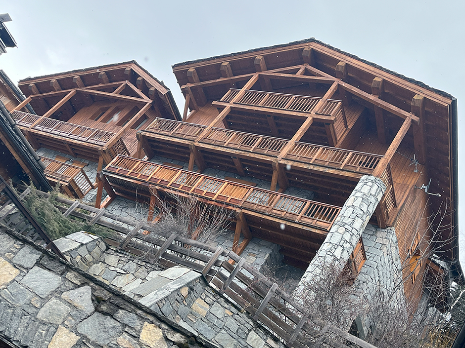 La « plus jeune station des Alpes » n’en connut pas moins des débuts chaotiques, jusqu’à ce que le coup de pouce du député Hervé Gaymard, en 1999, lui fasse prendre son envol, notamment grâce à l’engouement des Néerlandais et des Britanniques @ JLP La « plus jeune station des Alpes » n’en connut pas moins des débuts chaotiques, jusqu’à ce que le coup de pouce du député Hervé Gaymard, en 1999, lui fasse prendre son envol, notamment grâce à l’engouement des Néerlandais et des Britanniques @ JLP