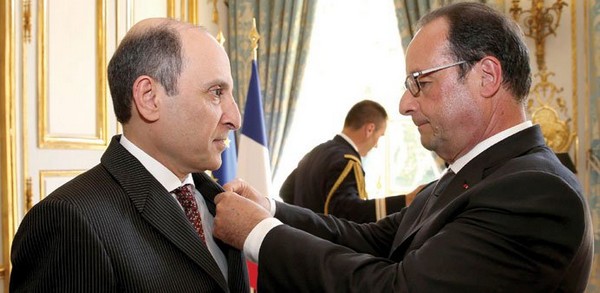 Akbar Al-Baker‬, le PDG de ‪QatarAirways‬, promu Officier de la ‪Légion d‬’Honneur par ‪François Hollande lors d’une cérémonie qui s'est tenue dans les Salons de  l’Elysée. (Crédit photo DR)