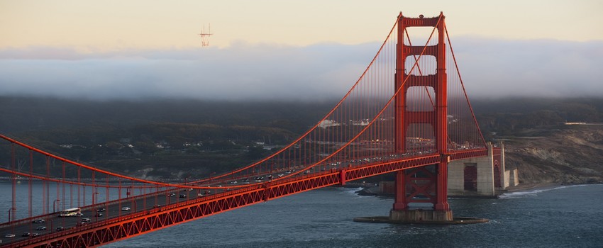 Le Golden Bridge enjambe la baie sur 2,7 kms dans une brouillard emblématique  © DR