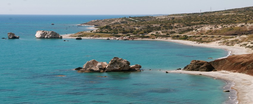 Petra tou Romiou, l’un des plus beaux endroits de la côte de Chypre, fut, selon la mythologie, le lieu où Aphrodite naquit de l’écume des flots © Patrick Cros