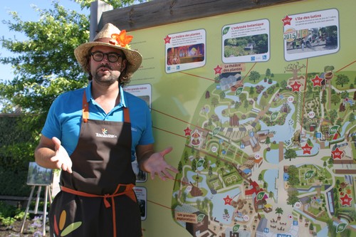 Les animateurs jardiniers passionnés et passionnants, également guides du parc, transmettent volontiers leur savoir et même leurs astuces aux jardiniers en herbe.. © Richard Bayon