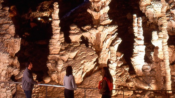 L’aven d’Orgnac, un site unique. Stalagmites, stalactites, concrétions en forme de cierges, de draperies, d’orgues multicolores se sont formés pendant des millions d’années.  © DR L’aven d’Orgnac, un site unique. Stalagmites, stalactites, concrétions en forme de cierges, de draperies, d’orgues multicolores se sont formés pendant des millions d’années.  © DR