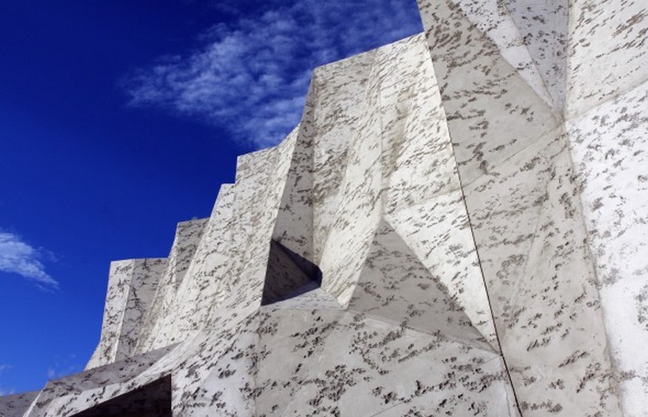 La façade de la Caverne du Pont-d'Arc (conception Fabre Speller-Architectes-Atelier-3A-Ollier-©-Sycpa Sébastien Gayet