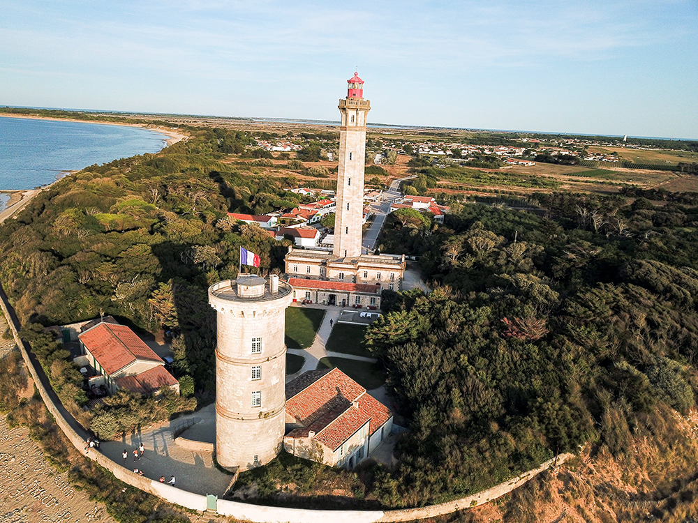 La vieille Tour et le phare des Baleines © Charentes Tourisme La vieille Tour et le phare des Baleines © Charentes Tourisme