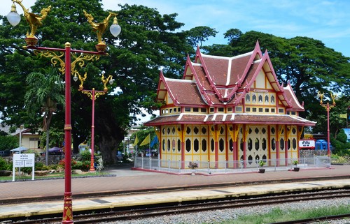 La petite station en bois de couleur rouge et crème de Hua Hin et son pavillon royal a ouvert ses portes en 1911. Le gare deviendra rapidement le symbole de la ville et est encore aujourd'hui l'une des plus pittoresques du pays. (Crédit photo : David Raynal) La petite station en bois de couleur rouge et crème de Hua Hin et son pavillon royal a ouvert ses portes en 1911. Le gare deviendra rapidement le symbole de la ville et est encore aujourd'hui l'une des plus pittoresques du pays. (Crédit photo : David Raynal)
