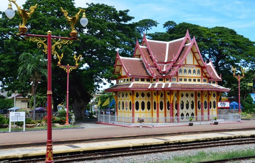 La petite station en bois de couleur rouge et crème de Hua Hin et son pavillon royal a ouvert ses portes en 1911. Le gare deviendra rapidement le symbole de la ville et est encore aujourd'hui l'une des plus pittoresques du pays. (Crédit photo : David Raynal)