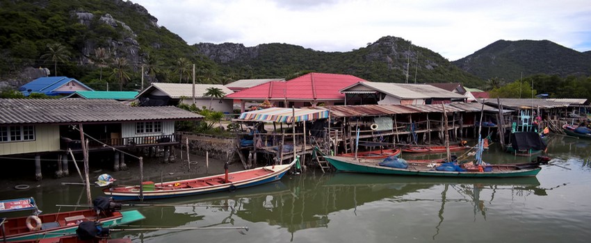 Le village de pêcheurs de Ban Khao Daeng au bord d'un canal, est le point de départ des bateaux pour observer les oiseaux sauvages. (Crédit photo : David Raynal) Le village de pêcheurs de Ban Khao Daeng au bord d'un canal, est le point de départ des bateaux pour observer les oiseaux sauvages. (Crédit photo : David Raynal)