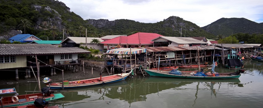 Le village de pêcheurs de Ban Khao Daeng au bord d'un canal, est le point de départ des bateaux pour observer les oiseaux sauvages. (Crédit photo : David Raynal)